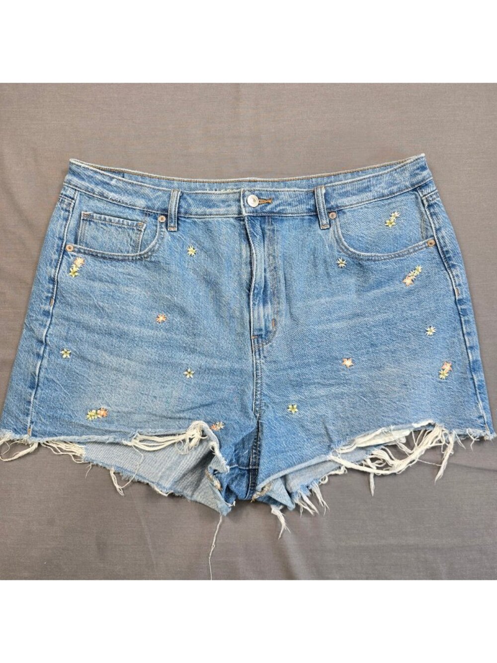 American Eagle Sz 18 Mom Shorts Distressed Light Wash Embroidered Flowers Denim
